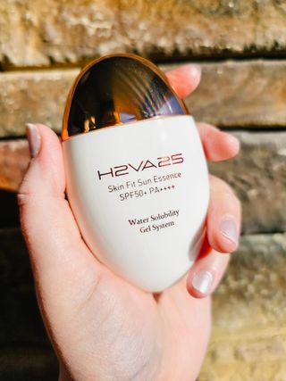 H2VA25 Skin Fit Sun Essence SPF50+ PA++++ 50ml / 1.69 FL.oz Moisturizing Sunblock Sunscreen K-Beauty — 3.5점을 준 리뷰어가 2024년 10월 올린 사용 사진