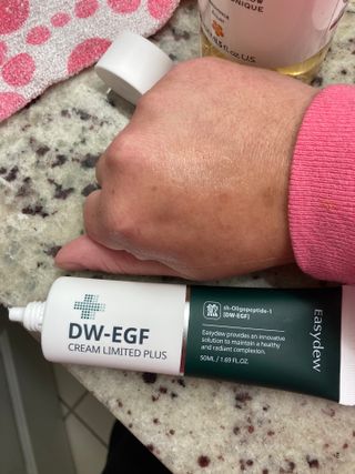 이지듀 DW-EGF 크림 리미티드 플러스 1.69 FL.Oz — 4.5점을 준 리뷰어가 2021년 9월 올린 사용 사진