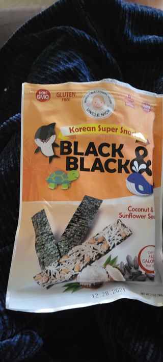 UNCLE NICK 한국 슈퍼 스낵 블랙 &amp; 블랙 김 스낵 — 1점을 준 리뷰어가 2021년 10월 올린 사용 사진