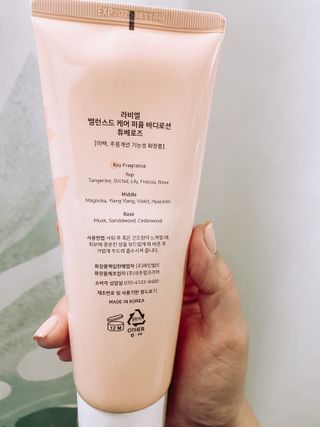 라비엘 RAVIEL 밸런스드 케어 모이스처라이징 퍼퓸 바디 로션 6.8 fl oz (200ml), 릴리 머스크 / 튜브 로즈 — 5점을 준 리뷰어가 2022년 9월 올린 사용 사진