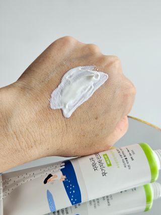 Round Lab Birch Juice Moisturizing Sunscreen — 5점을 준 리뷰어가 2024년 6월 올린 사용 사진