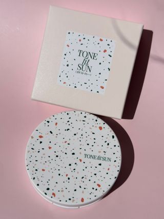 TONEfitSUN 쿠션 12g 비건 톤업 선쿠션 한국산 SPF 50+/ PA++++ — 5점을 준 리뷰어가 2023년 6월 올린 사용 사진