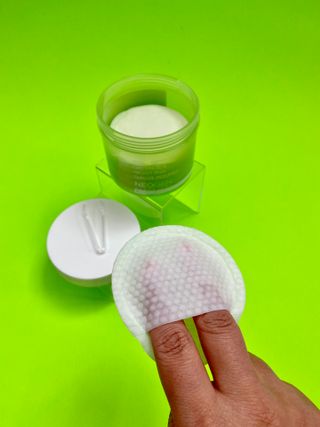 네오젠 더마로지 레몬 브라이트, 와인 리프트, 그린티 모이스트 PHA 거즈 필링 — 5점을 준 리뷰어가 2021년 12월 올린 사용 사진