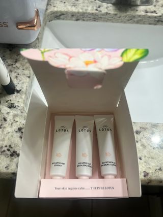 더 퓨어 로터스 제주 식물 선크림 / 제주 연잎 &amp; 동백 미스트 / 순수한 연꽃 어메니티 세트 — 5점을 준 리뷰어가 2022년 10월 올린 사용 사진