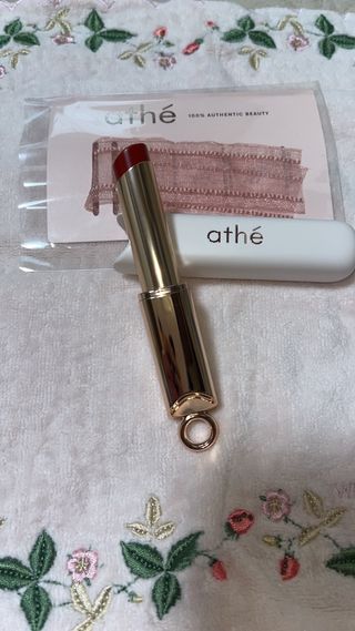 ATHE AUTHENTIC AIRY LIP BALM / 비건립밤 / 어센틱립밤 / 에어리립밤 (수정 요청) — 5점을 준 리뷰어가 2022년 8월 올린 사용 사진