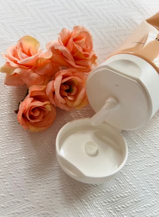 라비엘 RAVIEL 밸런스드 케어 모이스처라이징 퍼퓸 바디 로션 6.8 fl oz (200ml), 릴리 머스크 / 튜브 로즈 — 5점을 준 리뷰어가 2022년 9월 올린 사용 사진