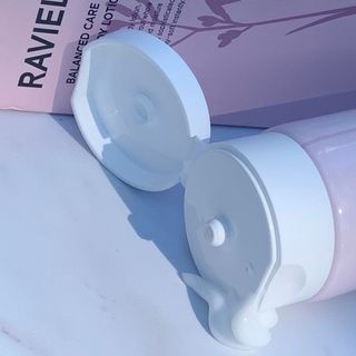 라비엘 RAVIEL 밸런스드 케어 모이스처라이징 퍼퓸 바디 로션 6.8 fl oz (200ml), 릴리 머스크 / 튜브 로즈 — 5점을 준 리뷰어가 2022년 9월 올린 사용 사진