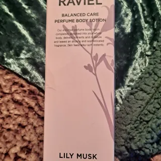 라비엘 RAVIEL 밸런스드 케어 모이스처라이징 퍼퓸 바디 로션 6.8 fl oz (200ml), 릴리 머스크 / 튜브 로즈 — 4점을 준 리뷰어가 2022년 9월 올린 사용 사진