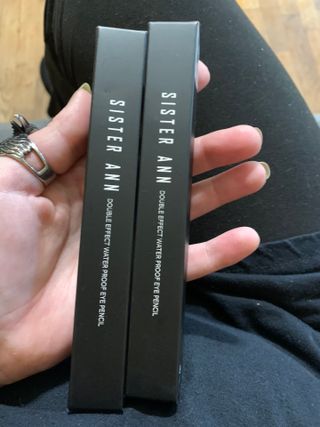 씨스터앤 시스터앤 더블이펙트 워터프루프 아이펜슬_미국 — 5점을 준 리뷰어가 2022년 4월 올린 사용 사진