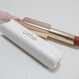 ATHE AUTHENTIC AIRY LIP BALM / 비건립밤 / 어센틱립밤 / 에어리립밤 (수정 요청) — 5점을 준 리뷰어가 2022년 8월 올린 사용 사진