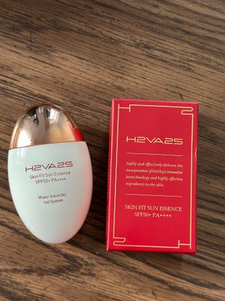 H2VA25 Skin Fit Sun Essence SPF50+ PA++++ 50ml / 1.69 FL.oz Moisturizing Sunblock Sunscreen K-Beauty — 5점을 준 리뷰어가 2024년 10월 올린 사용 사진