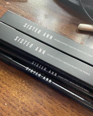 씨스터앤 시스터앤 더블이펙트 워터프루프 아이펜슬_미국 — 5점을 준 리뷰어가 2022년 4월 올린 사용 사진