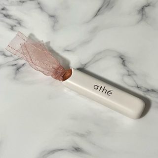 ATHE AUTHENTIC AIRY LIP BALM / 비건립밤 / 어센틱립밤 / 에어리립밤 (수정 요청) — 3점을 준 리뷰어가 2022년 8월 올린 사용 사진