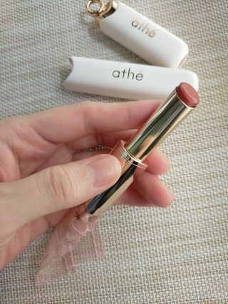 ATHE AUTHENTIC AIRY LIP BALM / 비건립밤 / 어센틱립밤 / 에어리립밤 (수정 요청) — 5점을 준 리뷰어가 2022년 7월 올린 사용 사진
