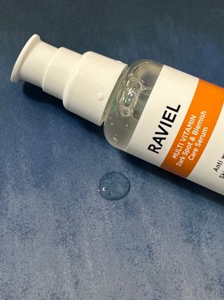 라비엘 멀티 비타민 다크 스팟 &amp; 블레미쉬 케어 페이스 세럼 모든 피부용 1.7 fl oz — 5점을 준 리뷰어가 2022년 12월 올린 사용 사진