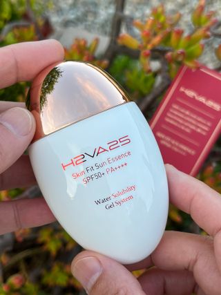 H2VA25 Skin Fit Sun Essence SPF50+ PA++++ 50ml / 1.69 FL.oz Moisturizing Sunblock Sunscreen K-Beauty — 5점을 준 리뷰어가 2024년 9월 올린 사용 사진