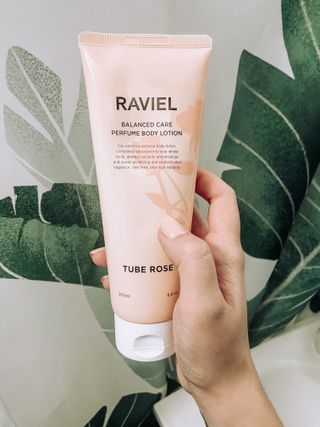 라비엘 RAVIEL 밸런스드 케어 모이스처라이징 퍼퓸 바디 로션 6.8 fl oz (200ml), 릴리 머스크 / 튜브 로즈 — 5점을 준 리뷰어가 2022년 9월 올린 사용 사진