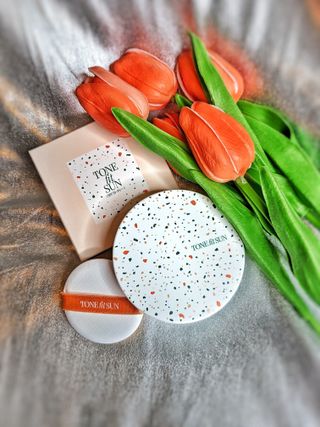 TONEfitSUN 쿠션 12g 비건 톤업 선쿠션 한국산 SPF 50+/ PA++++ — 5점을 준 리뷰어가 2023년 6월 올린 사용 사진