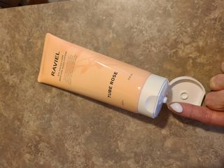라비엘 RAVIEL 밸런스드 케어 모이스처라이징 퍼퓸 바디 로션 6.8 fl oz (200ml), 릴리 머스크 / 튜브 로즈 — 4점을 준 리뷰어가 2022년 9월 올린 사용 사진