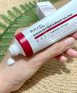 라비엘 아세로라 &amp; 스네일 뮤신 다크 스팟 케어 크림 1.7 fl oz (50ml), 스네일 뮤신 &amp; 히알루론산 — 4점을 준 리뷰어가 2022년 12월 올린 사용 사진