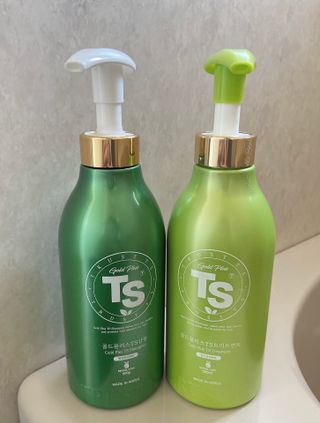 ゴールドプラスセット(シャンプー500g x 1ea/トリートメント500ml X 1ea) — 4점을 준 리뷰어가 2023년 4월 올린 사용 사진