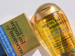 0.8L OGX 엑스트라 스트렝스 리뉴잉 + 아르간 오일 오브 모로코 페트레이팅 헤어 오일 트리트먼트 — 4.5점을 준 리뷰어가 2022년 3월 올린 사용 사진