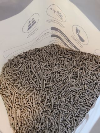 카미스쥬 KAMY 's ZOO I AM TOFU 프리미엄 천연 두부 고양이 쓰레기 숯 10LB — 3점을 준 리뷰어가 2021년 2월 올린 사용 사진
