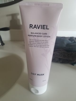 라비엘 RAVIEL 밸런스드 케어 모이스처라이징 퍼퓸 바디 로션 6.8 fl oz (200ml), 릴리 머스크 / 튜브 로즈 — 5점을 준 리뷰어가 2022년 9월 올린 사용 사진
