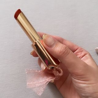 ATHE AUTHENTIC AIRY LIP BALM / 비건립밤 / 어센틱립밤 / 에어리립밤 (수정 요청) — 5점을 준 리뷰어가 2022년 7월 올린 사용 사진