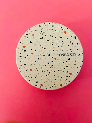 TONEfitSUN 쿠션 12g 비건 톤업 선쿠션 한국산 SPF 50+/ PA++++ — 5점을 준 리뷰어가 2023년 1월 올린 사용 사진