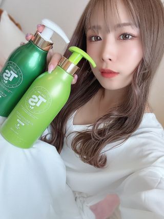 ゴールドプラスセット(シャンプー500g x 1ea/トリートメント500ml X 1ea) — 4점을 준 리뷰어가 2023년 3월 올린 사용 사진