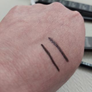 씨스터앤 시스터앤 더블이펙트 워터프루프 아이펜슬_미국 — 5점을 준 리뷰어가 2022년 4월 올린 사용 사진