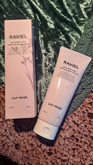 라비엘 RAVIEL 밸런스드 케어 모이스처라이징 퍼퓸 바디 로션 6.8 fl oz (200ml), 릴리 머스크 / 튜브 로즈 — 4점을 준 리뷰어가 2022년 9월 올린 사용 사진