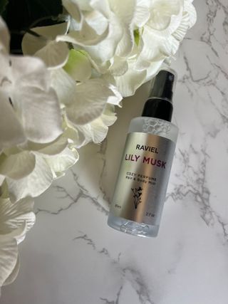라비엘 RAVIEL 코지 퍼퓸 헤어 &amp; 바디 미스트 스프레이 2.7 fl oz(80ml), 릴리 머스크/튜브 로즈 — 4점을 준 리뷰어가 2022년 9월 올린 사용 사진