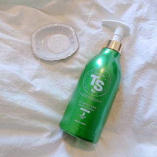 ゴールドプラスセット(シャンプー500g x 1ea/トリートメント500ml X 1ea) — 4점을 준 리뷰어가 2023년 4월 올린 사용 사진