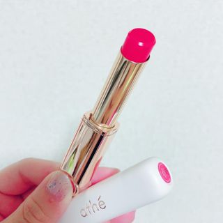 ATHE AUTHENTIC AIRY LIP BALM / 비건립밤 / 어센틱립밤 / 에어리립밤 (수정 요청) — 4점을 준 리뷰어가 2022년 8월 올린 사용 사진