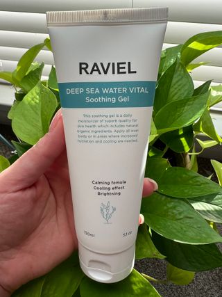 라비엘 RAVIEL 딥 씨 워터 퓨어 바이탈 수딩 젤 5.1 fl oz (150ml) 페이스 &amp; 바디, 쿨링 효과 — 5점을 준 리뷰어가 2022년 10월 올린 사용 사진