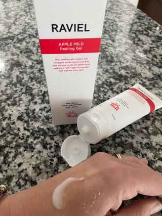 라비엘 모든 피부를 위한 RAVIEL 애플 마일드 필링 젤, 4.1 fl oz, 깊고 부드러운 각질 제거 — 5점을 준 리뷰어가 2022년 8월 올린 사용 사진
