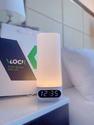 스마트조명소화기 블럭(VLCOK) 스마트조명소화기 블럭VLOCK 디지털시계 조명수유등/무드등화재감지 및 알람 투척식소화기 탑재 — 4점을 준 리뷰어가 2022년 3월 올린 사용 사진