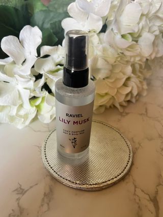 라비엘 RAVIEL 코지 퍼퓸 헤어 &amp; 바디 미스트 스프레이 2.7 fl oz(80ml), 릴리 머스크/튜브 로즈 — 4점을 준 리뷰어가 2022년 9월 올린 사용 사진