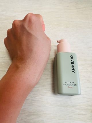 지베르니 밀착 커버 파운데이션 30ml + 밀착 커버 쿠션 본 제품 — 4점을 준 리뷰어가 2023년 9월 올린 사용 사진