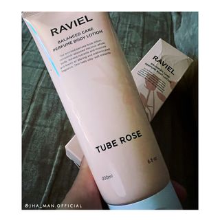 라비엘 RAVIEL 밸런스드 케어 모이스처라이징 퍼퓸 바디 로션 6.8 fl oz (200ml), 릴리 머스크 / 튜브 로즈 — 5점을 준 리뷰어가 2022년 9월 올린 사용 사진
