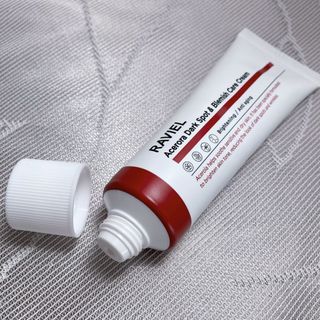 라비엘 아세로라 &amp; 스네일 뮤신 다크 스팟 케어 크림 1.7 fl oz (50ml), 스네일 뮤신 &amp; 히알루론산 — 3점을 준 리뷰어가 2022년 12월 올린 사용 사진