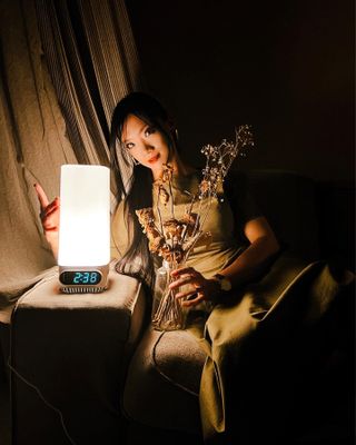 스마트조명소화기 블럭(VLCOK) 스마트조명소화기 블럭VLOCK 디지털시계 조명수유등/무드등화재감지 및 알람 투척식소화기 탑재 — 5점을 준 리뷰어가 2022년 4월 올린 사용 사진