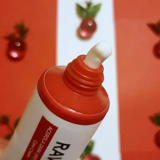 라비엘 아세로라 &amp; 스네일 뮤신 다크 스팟 케어 크림 1.7 fl oz (50ml), 스네일 뮤신 &amp; 히알루론산 — 5점을 준 리뷰어가 2022년 9월 올린 사용 사진