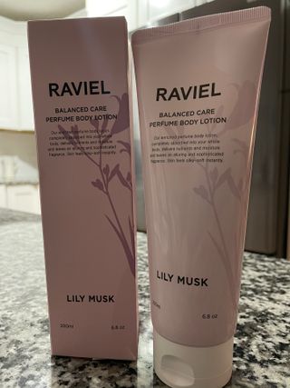 라비엘 RAVIEL 밸런스드 케어 모이스처라이징 퍼퓸 바디 로션 6.8 fl oz (200ml), 릴리 머스크 / 튜브 로즈 — 5점을 준 리뷰어가 2022년 9월 올린 사용 사진