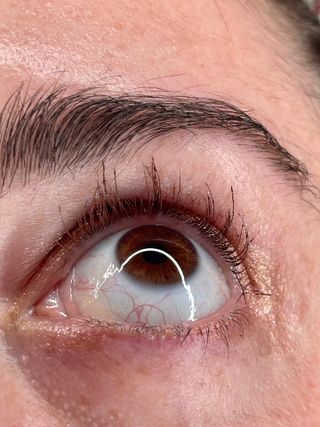 네오젠 더마로지 엑스트라 볼륨 컬 메탈 마스카라 브라운 — 1점을 준 리뷰어가 2022년 1월 올린 사용 사진
