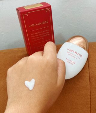 H2VA25 Skin Fit Sun Essence SPF50+ PA++++ 50ml / 1.69 FL.oz Moisturizing Sunblock Sunscreen K-Beauty — 4점을 준 리뷰어가 2024년 10월 올린 사용 사진