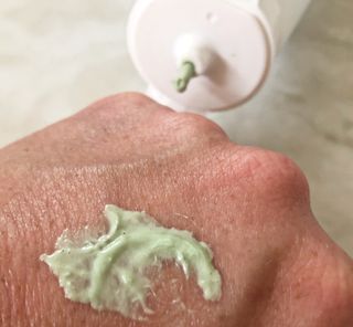 라비엘 머그워트 그린머드 팩투폼 페이스 클렌저, 4.1fl oz(120ml), 2-in-1 멀티 클렌저 — 5점을 준 리뷰어가 2022년 9월 올린 사용 사진