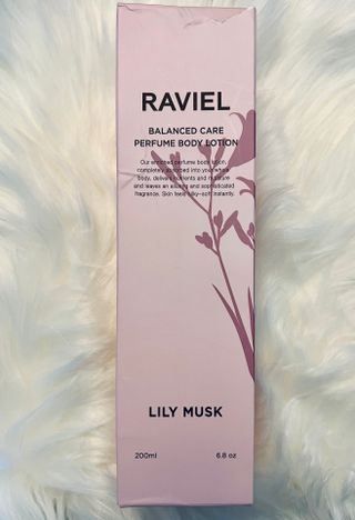 라비엘 RAVIEL 밸런스드 케어 모이스처라이징 퍼퓸 바디 로션 6.8 fl oz (200ml), 릴리 머스크 / 튜브 로즈 — 4점을 준 리뷰어가 2022년 9월 올린 사용 사진